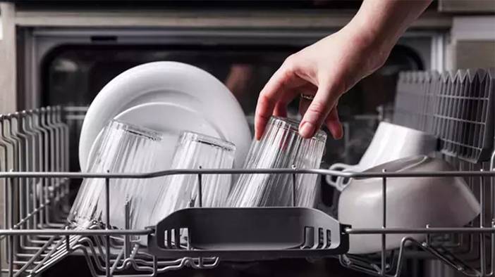 Solmuş camlar için boşuna para vermeyin! Bardaklarınızı bu yöntemlerle ilk günkü gibi parlatın 1